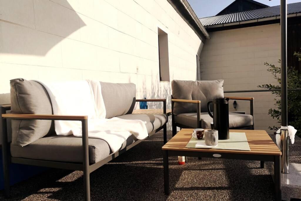 Ruhig gelegene, top moderne Ferienwohnung Neuhaus an Der Eger Exterior foto
